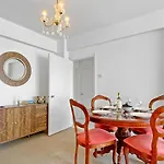 Apartament 2br Seafront In Center With Community Pool