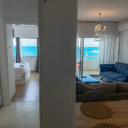2br Seafront In Center With Community Pool Lárnaca