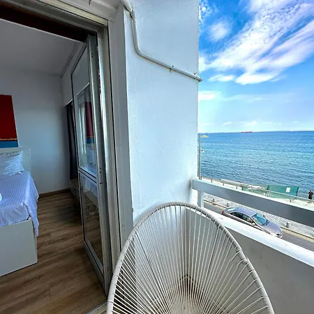 2br Seafront In Center With Community Pool Apartamento Lárnaca