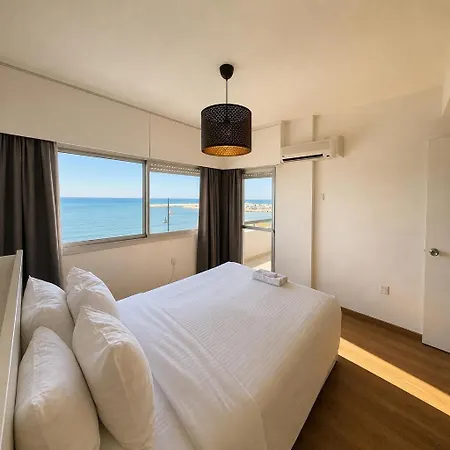 2br Seafront In Center With Community Pool 라르나카