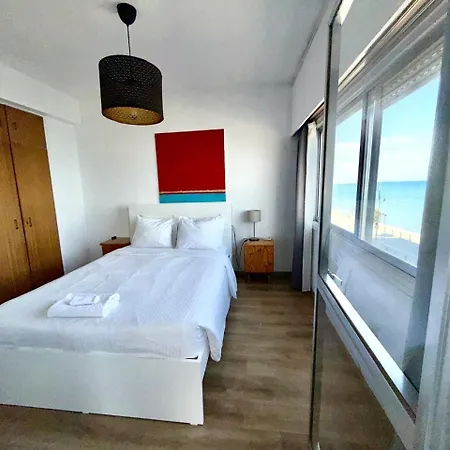 아파트 2br Seafront In Center With Community Pool 라르나카