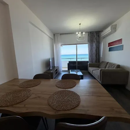 2br Seafront In Center With Community Pool 아파트 라르나카