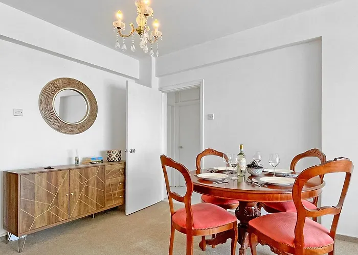 Lägenhet 2br Seafront In Center With Community Pool