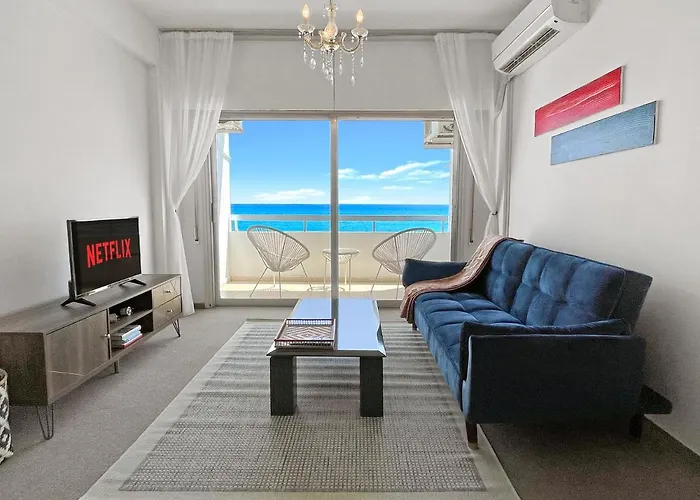 2br Seafront In Center With Community Pool Lägenhet *